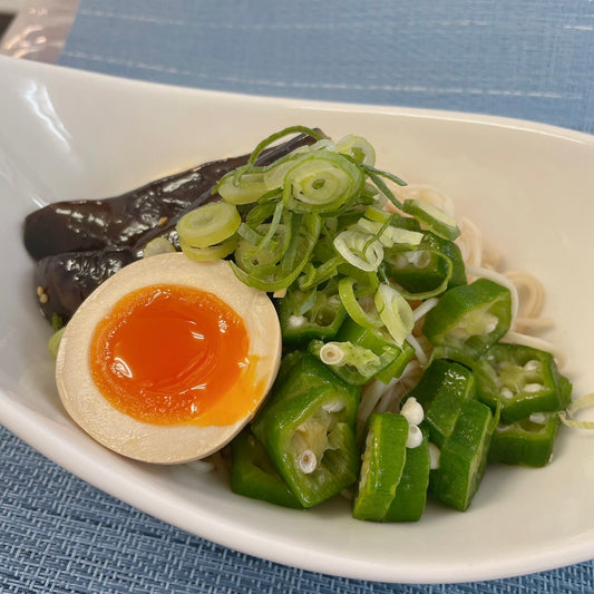 夏野菜と煮たまごのピリ辛そうめん