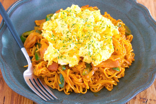焼きそばのスパイシーナポリタン〜ふわふわパワーエッグのせ〜
